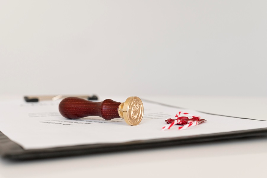 Professioneller Dolmetscher unterstützt Teilnehmer beim Notartermin